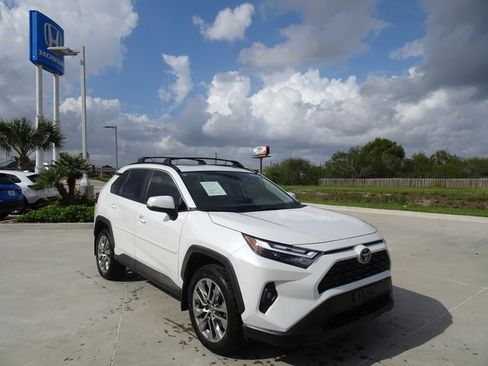 Used 2023 Toyota RAV4 XLE Premium image 3