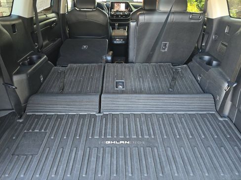 Used 2020 Toyota Highlander XLE image 18