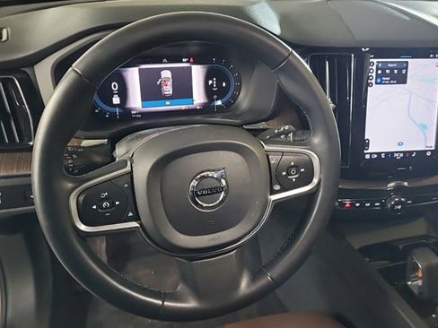 Used 2022 Volvo XC60 B5 Momentum image 10
