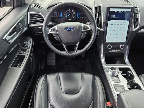 Used 2022 Ford Edge Titanium image 5