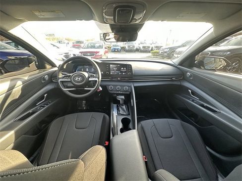 Used 2025 Hyundai Elantra SE image 16