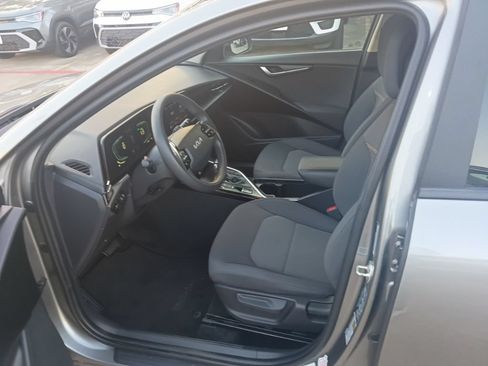 Used 2025 Kia Niro LX FWD image 4