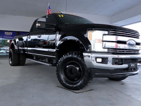 Used 2017 Ford F350 Lariat w/ Chrome Package image 3