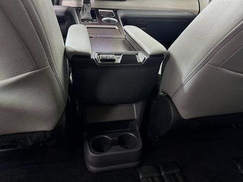 Used 2024 Toyota Sienna XLE FWD image 18