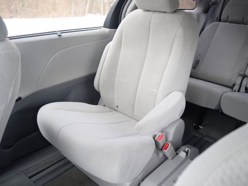 Used 2012 Toyota Sienna LE image 15