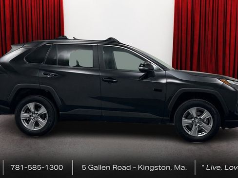 Certified 2022 Toyota RAV4 XLE w/ Convenience Package image 4