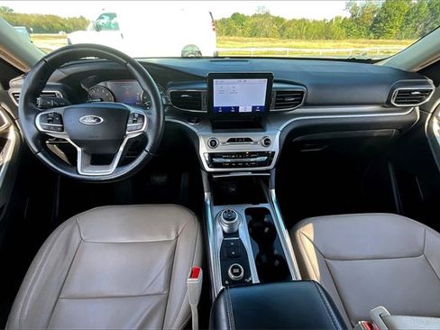 Used 2022 Ford Explorer XLT w/ Equipment Group 202A image 7