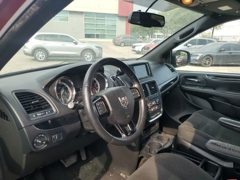 Used 2018 Dodge Grand Caravan SE FWD image 2