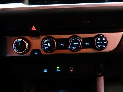 Used 2019 Toyota Tacoma SR5 AWD/4WD image 20