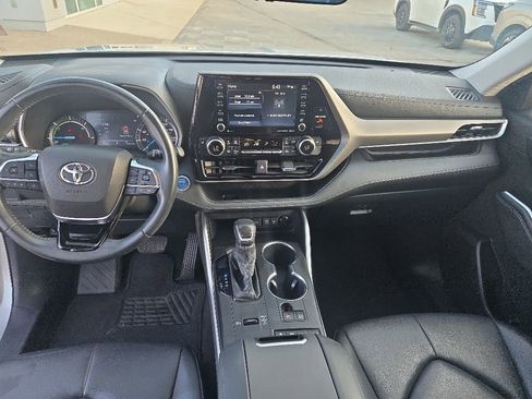 Used 2021 Toyota Highlander XLE FWD image 13
