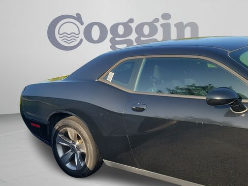 Used 2016 Dodge Challenger SXT RWD image 18