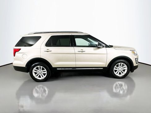 Used 2017 Ford Explorer XLT image 9