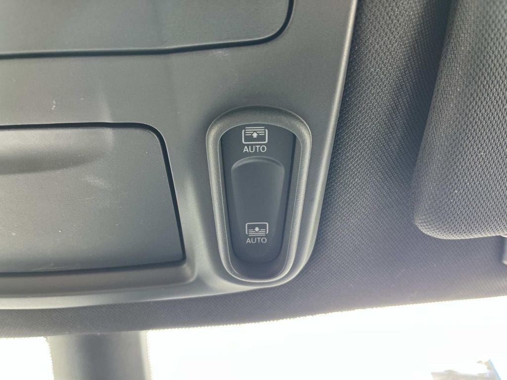 Used 2025 Chrysler Pacifica Limited FWD image 39