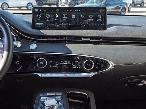 Used 2025 Genesis GV70 2.5T image 11