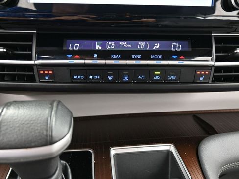 Used 2021 Toyota Sienna XLE image 24