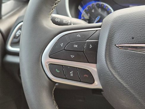 Used 2025 Chrysler Pacifica Select FWD image 30