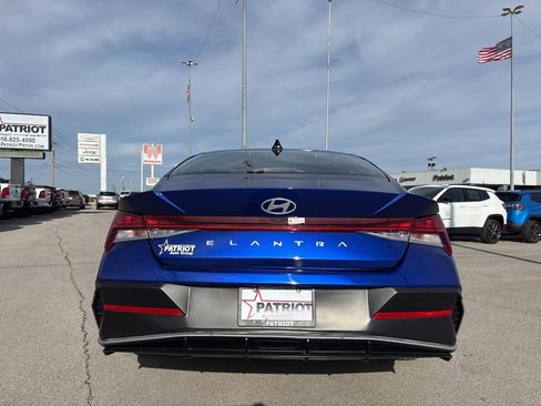 Used 2025 Hyundai Elantra SEL image 4