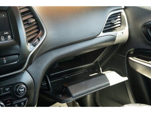 Used 2021 Jeep Cherokee Latitude Lux w/ Mopar Interior Package AWD/4WD image 18