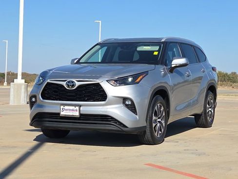 Used 2023 Toyota Highlander XLE FWD image 3