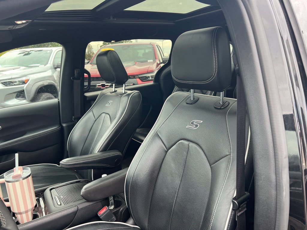 Used 2022 Chrysler Pacifica Limited w/ S Appearance Package FWD image 5