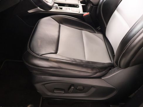 Used 2022 Ford Explorer XLT w/ Equipment Group 202A image 12