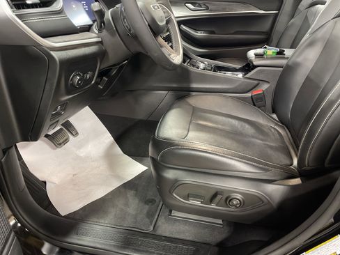 Used 2023 Jeep Grand Cherokee Limited image 9