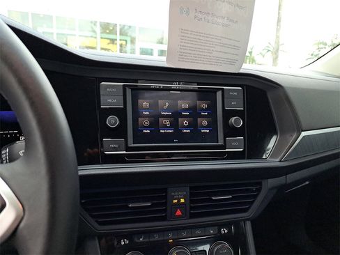 Certified 2022 Volkswagen Jetta SE image 21