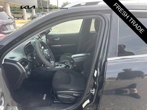 Used 2019 Jeep Cherokee Latitude FWD image 4