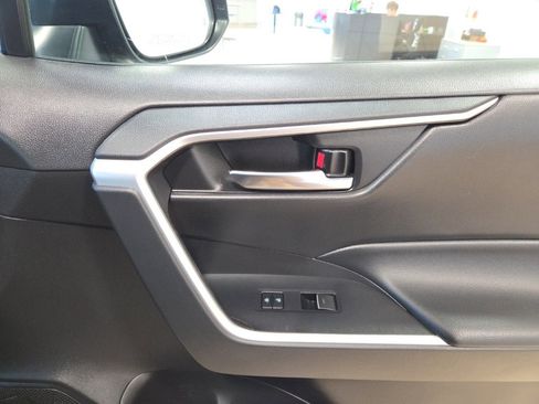 Used 2022 Toyota RAV4 XLE Premium image 19