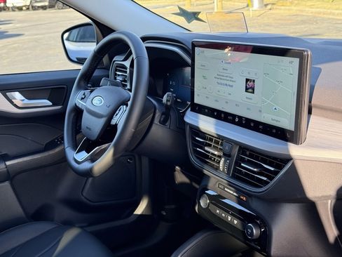 Used 2025 Ford Escape SE w/ PHEV Premium Package image 29