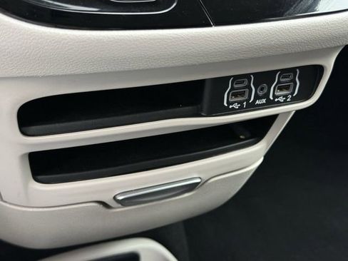 Used 2023 Chrysler Voyager LX FWD image 21