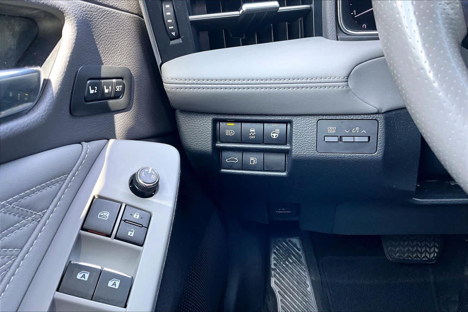 Used 2020 Toyota Avalon Limited FWD image 33