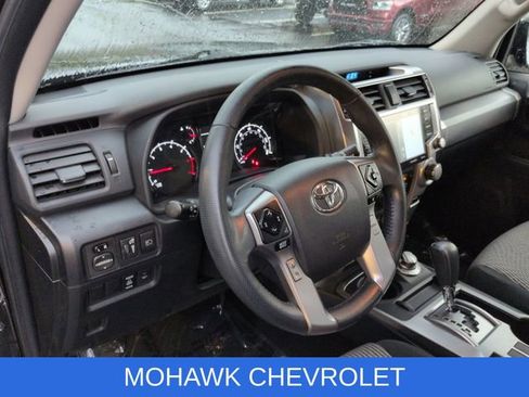 Used 2022 Toyota 4Runner SR5 AWD/4WD image 11
