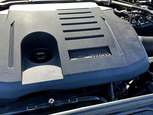 Used 2023 Land Rover Discovery Metropolitan Edition image 32