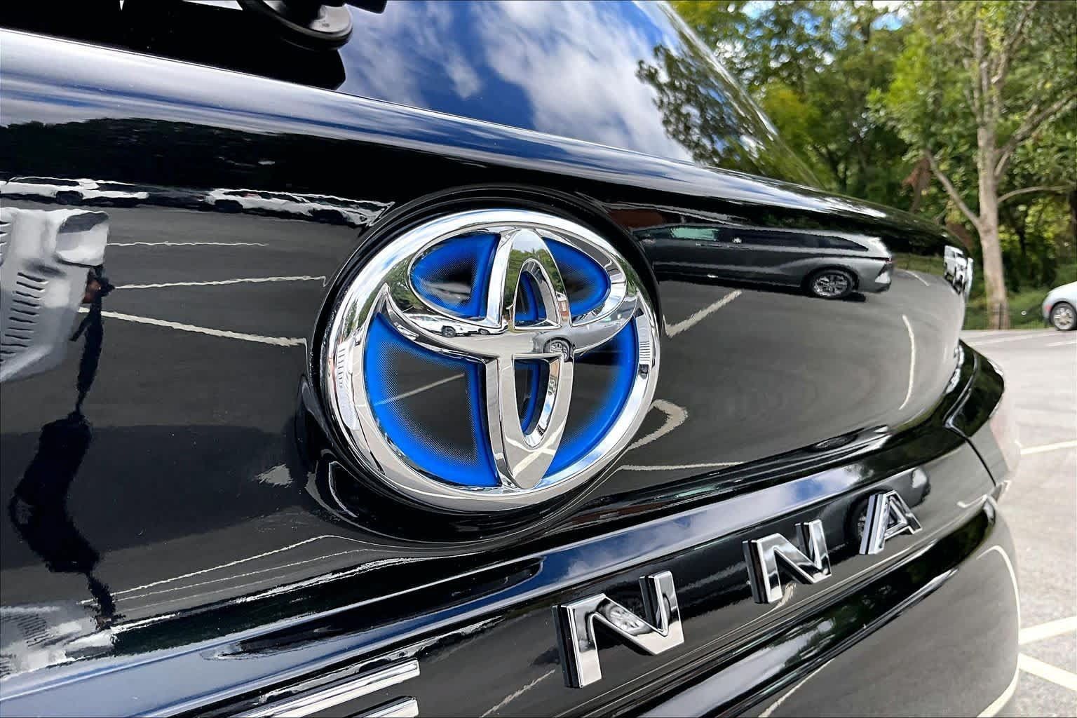 Used 2025 Toyota Sienna Limited FWD image 31