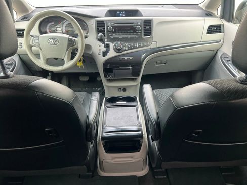 Used 2014 Toyota Sienna SE image 11