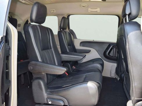 Used 2015 Chrysler Town & Country Touring-L w/ Trailer Tow Group image 23