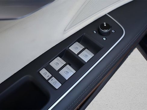 Used 2023 Audi A8 L 3.0T image 12