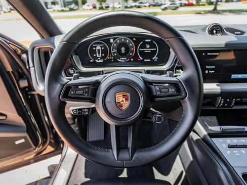 Used 2025 Porsche Cayenne Coupe AWD/4WD image 23