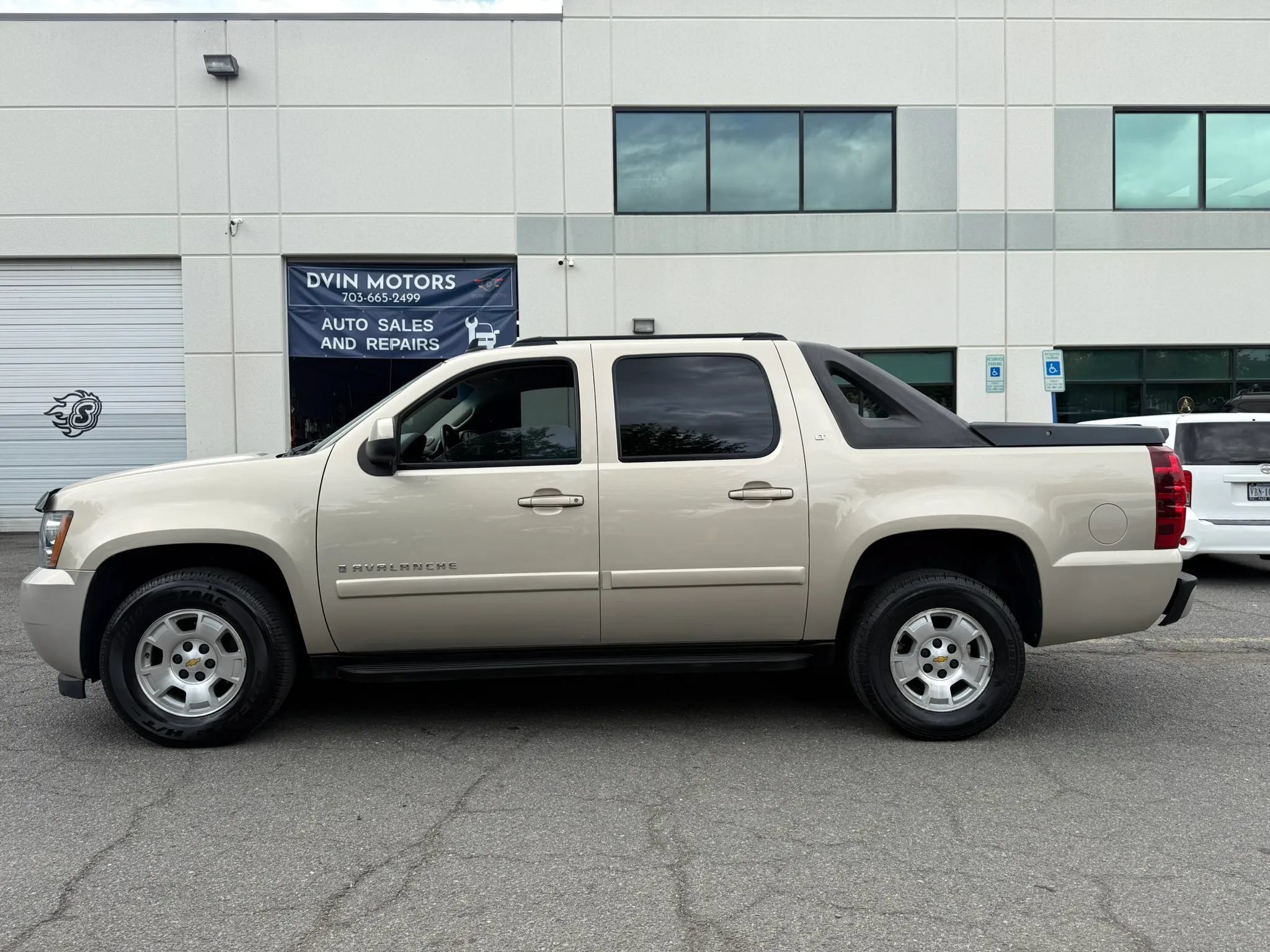 Used 2008 Chevrolet Avalanche LT AWD/4WD image 10