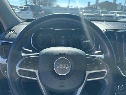 Used 2019 Jeep Cherokee Limited image 8