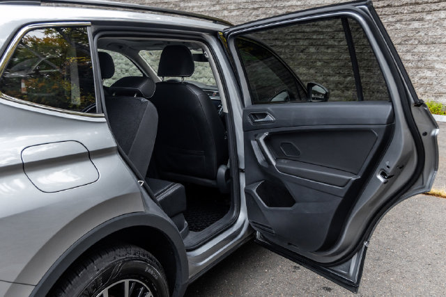 Used 2021 Volkswagen Tiguan SE w/ Panoramic Sunroof Package AWD/4WD image 17