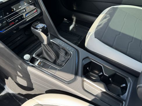 Used 2025 Volkswagen Taos SE FWD image 28