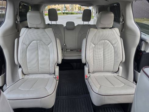 Used 2017 Chrysler Pacifica Limited w/ UConnect Theater Package FWD image 11