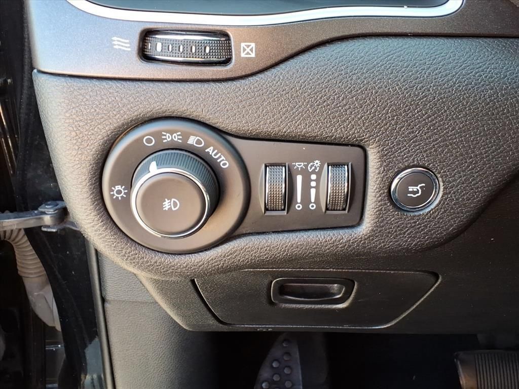 Used 2022 Jeep Cherokee Trailhawk w/ Comfort/Convenience Group AWD/4WD image 20