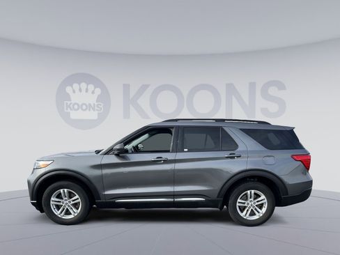 Used 2021 Ford Explorer XLT image 2