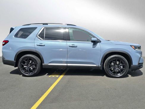 Used 2025 Honda Pilot Touring image 2