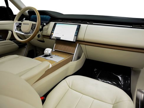 Used 2024 Land Rover Range Rover SV image 2