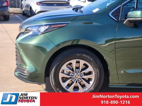 Used 2025 Toyota Sienna XLE image 8