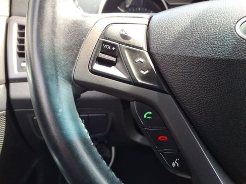Used 2015 Hyundai Veloster Turbo FWD image 19